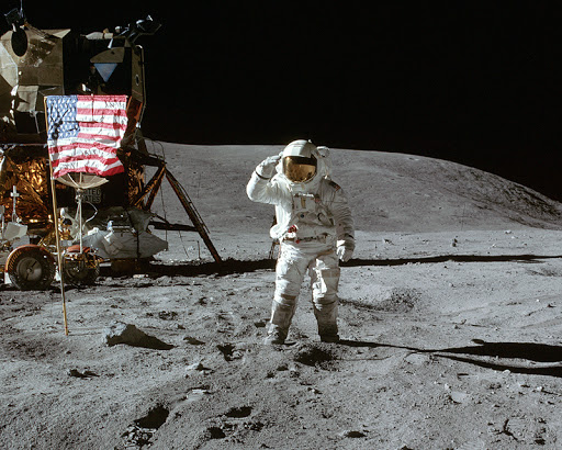 Charlie Duke saluant le drapeau américain